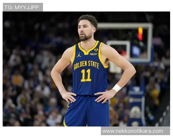 勇士当家后卫汤普森生日助阵青训营，与球迷亲密互动