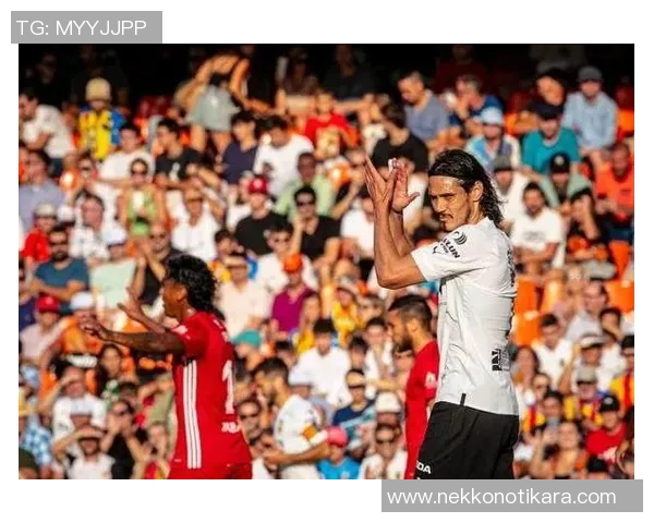 曼联0-5惨败曼城，卡瓦尼传射送对手第四连胜：红魔的沉沦与蓝月亮的崛起