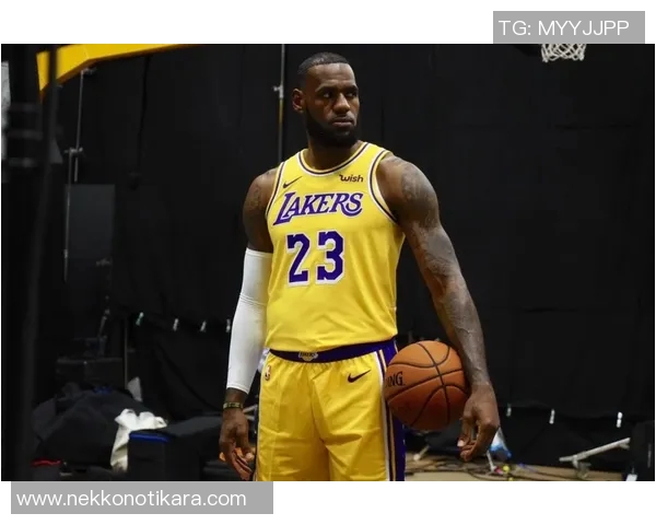 詹姆斯为湖人队带来胜利,荣膺本赛季最有价值球员称号 詹姆斯为湖人队带来胜利,荣膺本赛季最有价值球员称号